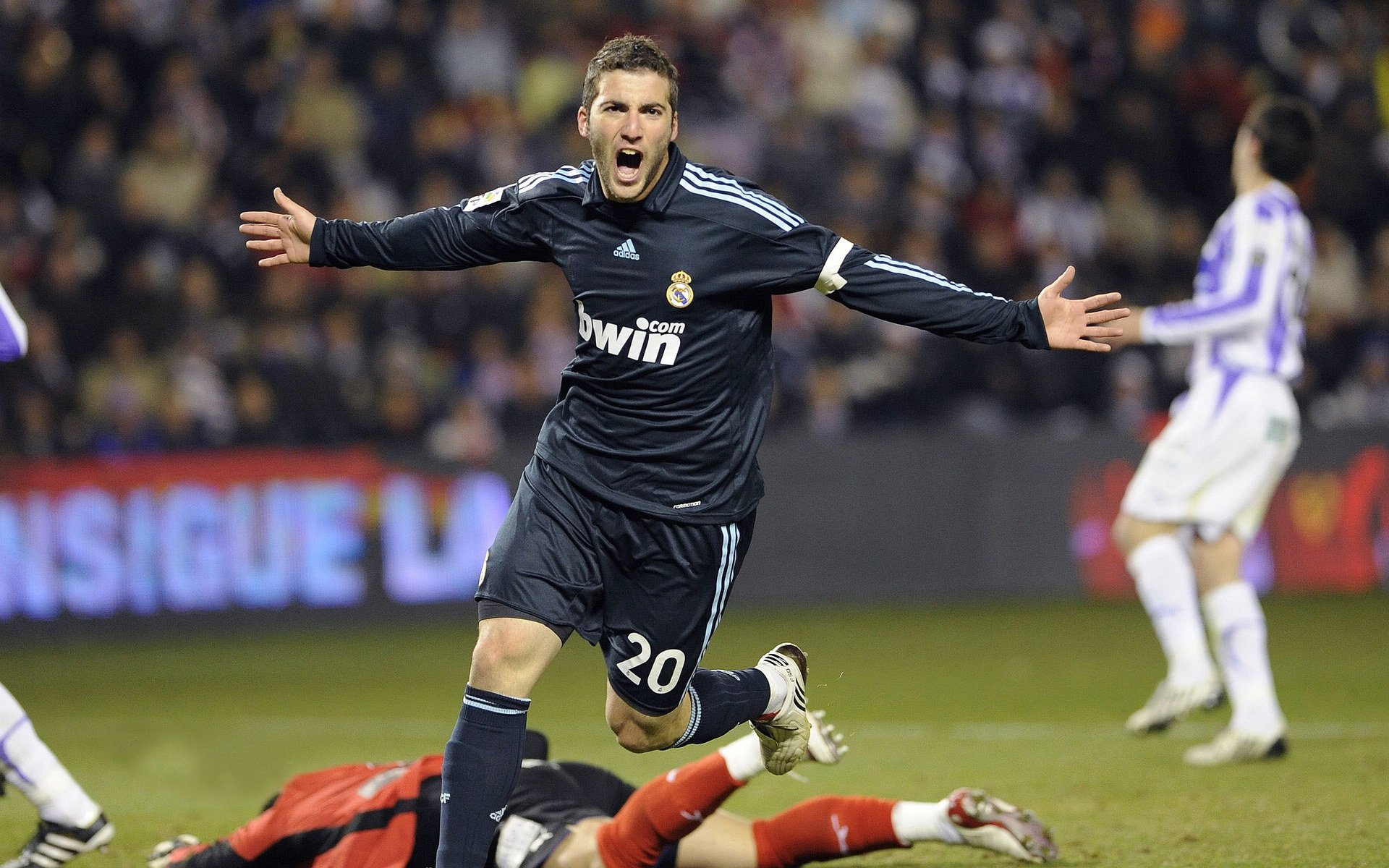 体育焦点人物成长故事,体育人物深度报道案例分析